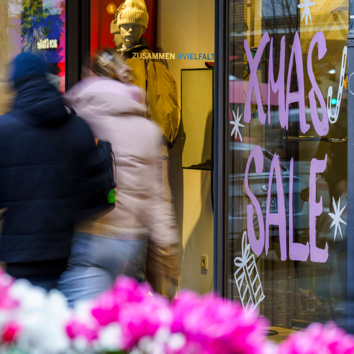Viele Kunden schauten im Weihnachtsgeschäft stark auf Preise und Rabatte. - Foto: Andreas Arnold/dpa