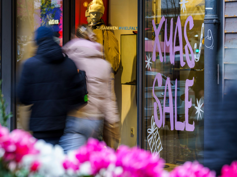 Viele Kunden schauten im Weihnachtsgeschäft stark auf Preise und Rabatte. - Foto: Andreas Arnold/dpa