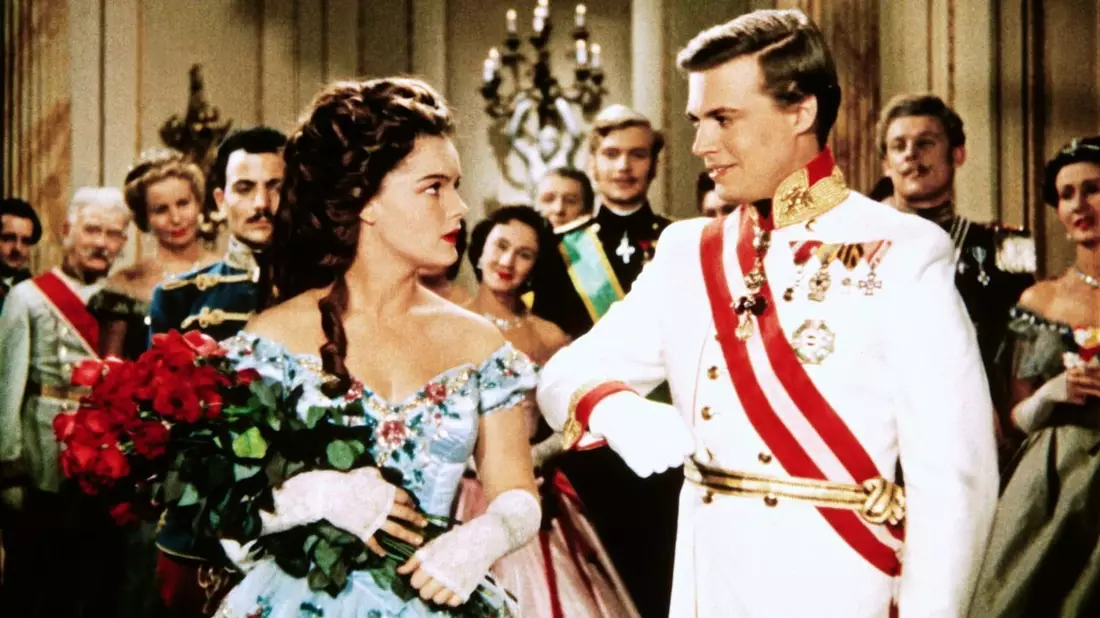 Der österreichische Kaiser Franz Joseph (Karlheinz Böhm) bittet Sissi (Romy Schneider) um ihre Hand - Szene aus dem Film «Sissi». Der österreichische Film aus dem Jahr 1955 wird am heutigen Heiligabend und am ersten Weihnachtsfeiertag bei RTL ausgestrahlt. - Bild: -/RTL+/dpa