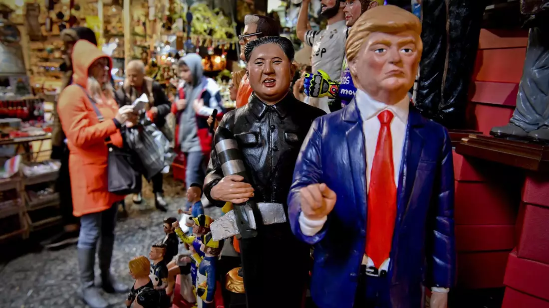 US-Präsident Donald Trump und Nordkoreas Machthaber Kim Jong Un in Neapel als Krippenfigur. (Archivbild)  - Bild: picture alliance / Ciro Fusco/ANSA/AP/dpa