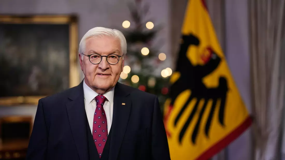 Nach seiner Ansprache entzündet Steinmeier eine Kerze am Weihnachtsbaum. - Bild: Markus Schreiber/Pool AP/dpa