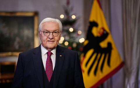 Nach seiner Ansprache entzündet Steinmeier eine Kerze am Weihnachtsbaum. - Foto: Markus Schreiber/Pool AP/dpa Nach seiner Ansprache entzündet Steinmeier eine Kerze am Weihnachtsbaum. - Foto: Markus Schreiber/Pool AP/dpa