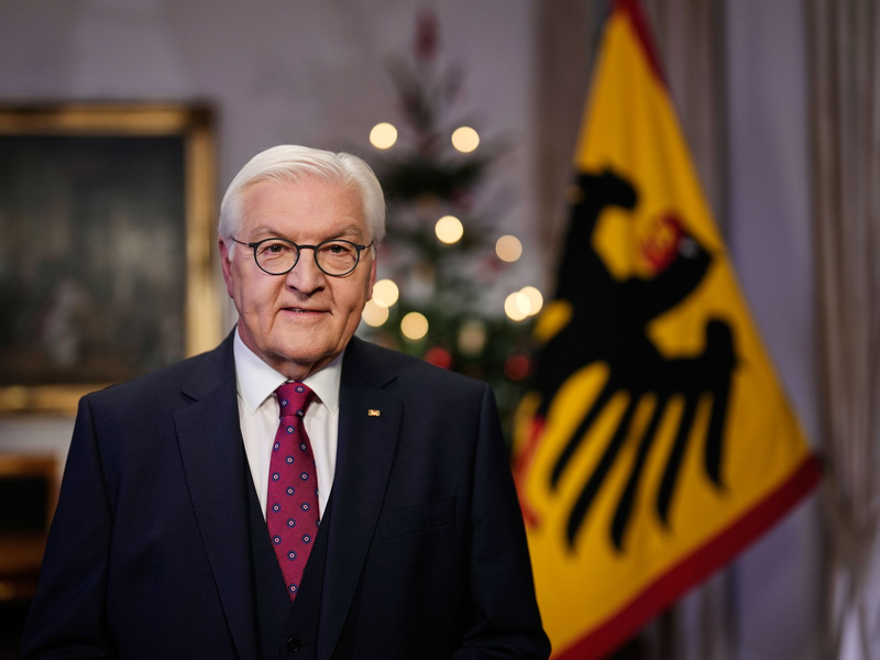 Nach seiner Ansprache entzündet Steinmeier eine Kerze am Weihnachtsbaum. - Foto: Markus Schreiber/Pool AP/dpa
