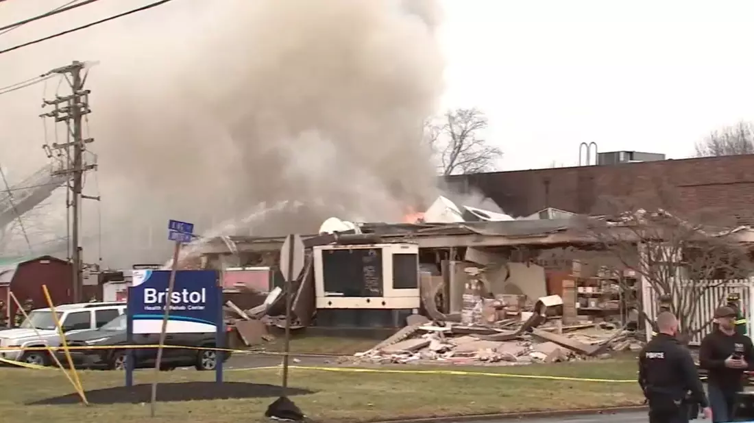  Als mögliche Ursache der Explosion am Dienstagabend wird ein Gasleck vermutet. - Bild: Uncredited/WPVI-TV/6ABC via AP/dpa