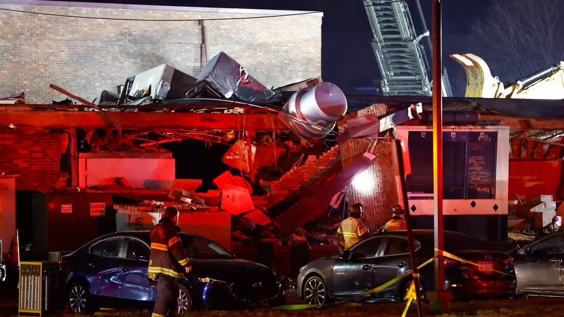 Das Gebäude wurde bei der Detonation schwer beschädigt und teilweise zerstört. - Bild: Monica Herndon/The Philadelphia Inquirer via AP/dpa