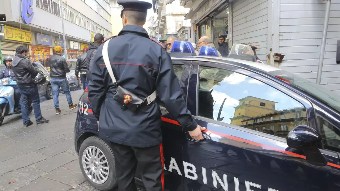 Carabinieri nehmen in Neapel einen gesuchten Boss eines Camorra-Clans fest. (Symbolbild)  - Bild: picture alliance / Roberta Basile/Pacific Press via ZUMA Wire/dpa