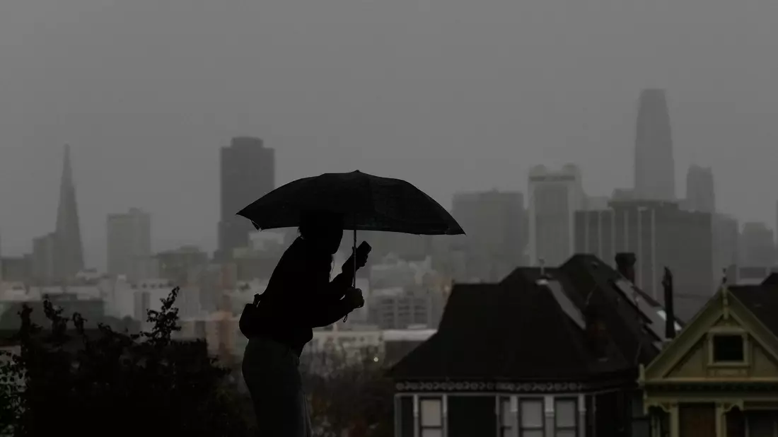 Die Menschen in Kalifornien müssen sich auf heftigen Regen während der Weihnachtsfeiertage einstellen. - Bild: Jeff Chiu/AP/dpa