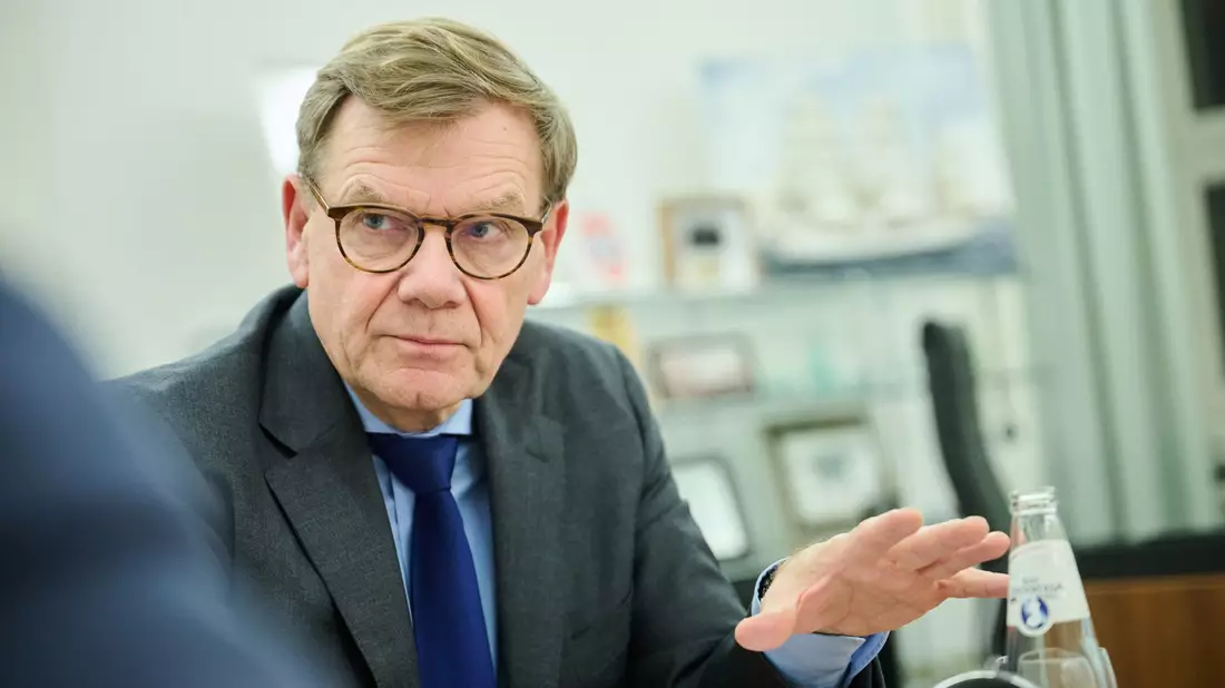 Außenminister Johann Wadephul (CDU) verurteilt die von der US-Regierung verhängten Einreiseverbote gegen die Geschäftsführerinnen der deutschen Hilfsorganisation HateAid. - Bild: Annette Riedl/dpa