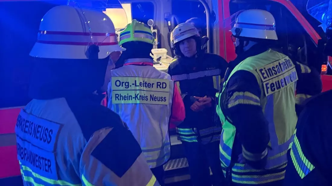 FW-NE: Wohnungsbrand am 24.12.2025 in einem Mehrfamilienhaus greift auf Dachstuhl über. Mehrere Personen über tragbare Leitern gerettet. - Bild: presseportal.de