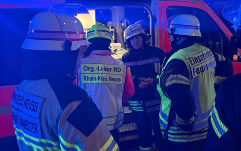 FW-NE: Wohnungsbrand am 24.12.2025 in einem Mehrfamilienhaus greift auf Dachstuhl über. Mehrere Personen über tragbare Leitern gerettet. - Foto: presseportal.de