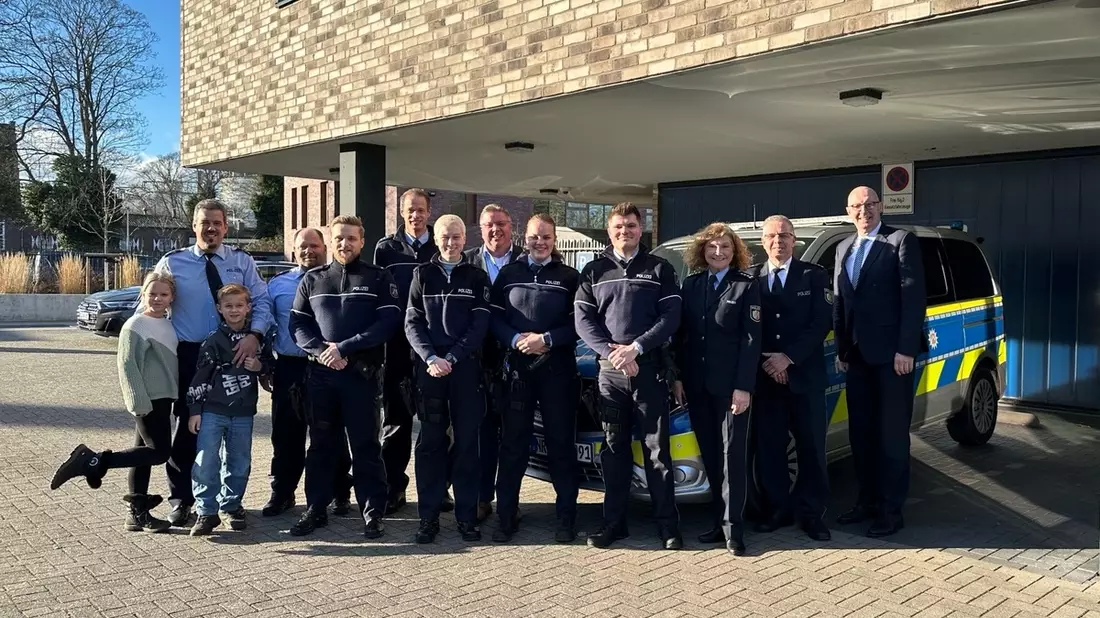 POL-KLE: Kreis Kleve - Liebgewonnene Tradition: Landrat Christoph Gerwers besucht Polizeidienststelle - Bild: presseportal.de