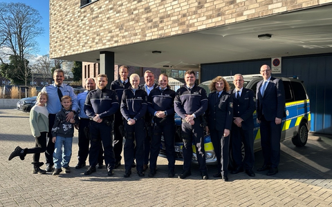 POL-KLE: Kreis Kleve - Liebgewonnene Tradition: Landrat Christoph Gerwers besucht Polizeidienststelle - Foto: presseportal.de