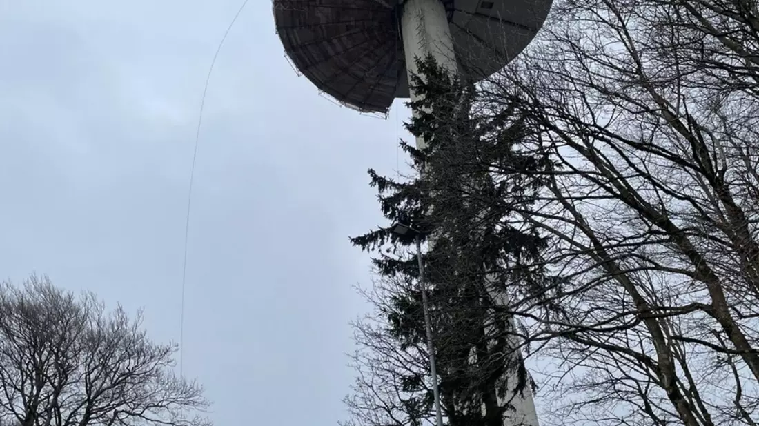 POL-OH: Gerüstteile des Fernmeldeturm Am Hoherodskopf lösten sich durch Sturm - niemand verletzt und kein Sacchschaden - Bereich aktuell gesperrt - Sicherungsmaßnahmen laufen - Bild: presseportal.de