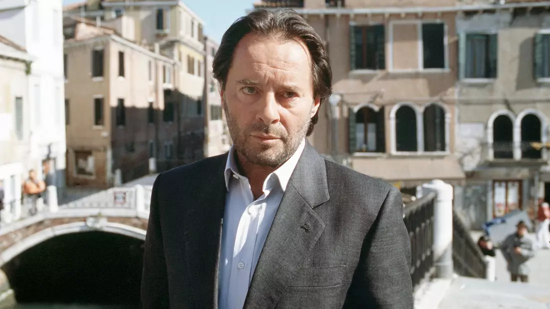 Als Commissario Brunetti löste Kockisch Kriminalfälle in der malerischen Kulisse von Venedig. - Bild: Martin Menke/rbb/ARD Degeto/dpa