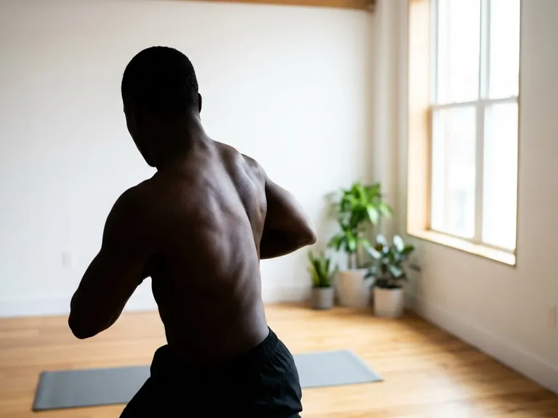 Rumpf-Rotation im Stehen: Die effektive Weihnachtsübung - Foto: über boerse-global.de