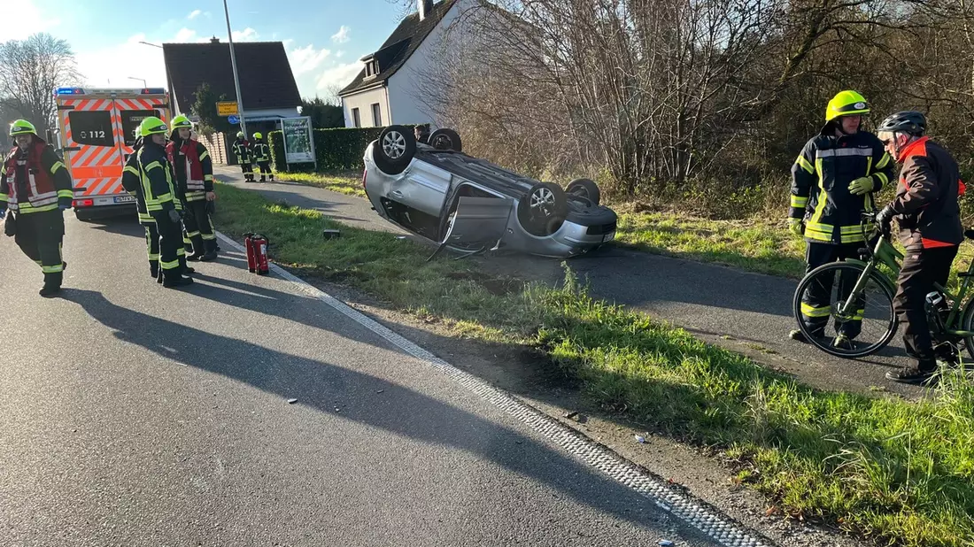POL-MG: PKW überschlägt sich nach Zusammenstoß und bleibt auf dem Dach liegen - Bild: presseportal.de