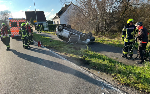 POL-MG: PKW überschlägt sich nach Zusammenstoß und bleibt auf dem Dach liegen - Foto: presseportal.de