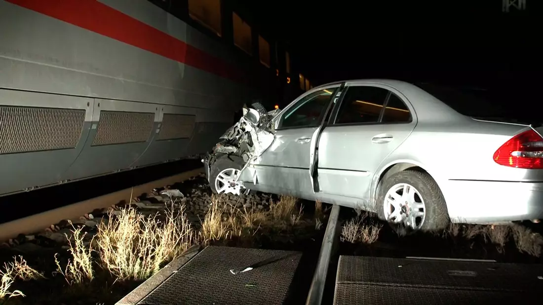 Das Auto stand auf dem Bahnübergang und wurde von einem ICE erfasst.  - Bild: Markus Wüllner/dpa