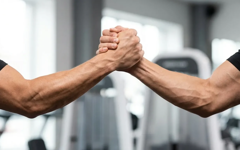 Isometrisches Hand-Auseinanderziehen: Die Anti-Weihnachtsbuckel-Übung - Foto: über boerse-global.de