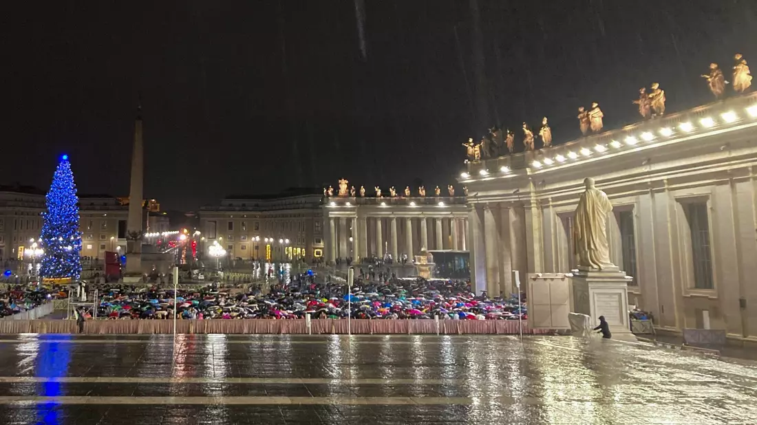 Auch im Petersdom fanden sich viele Gläubige ein.  - Bild: Sabine Dobel/dpa