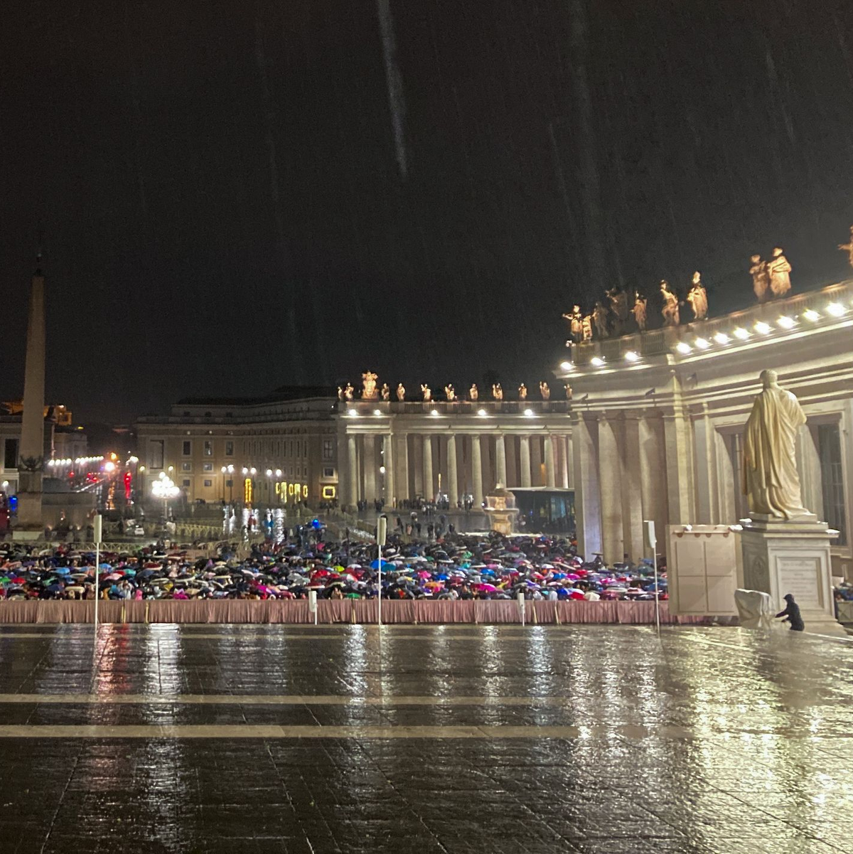 Auch im Petersdom fanden sich viele Gläubige ein.  - Foto: Sabine Dobel/dpa