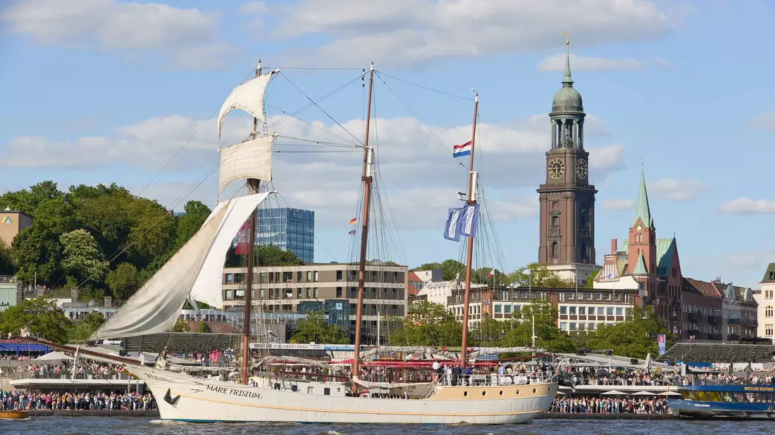 Das traditionsreiche Segelschiff geriet mitten in der Nacht in Brand. (Archivbild) - Bild: Georg Wendt/dpa