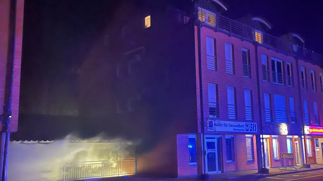 FW Paderborn: Brand mehrerer Müllcontainer direkt am Wohngebäude - Bild: presseportal.de