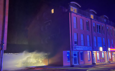 FW Paderborn: Brand mehrerer Müllcontainer direkt am Wohngebäude - Foto: presseportal.de