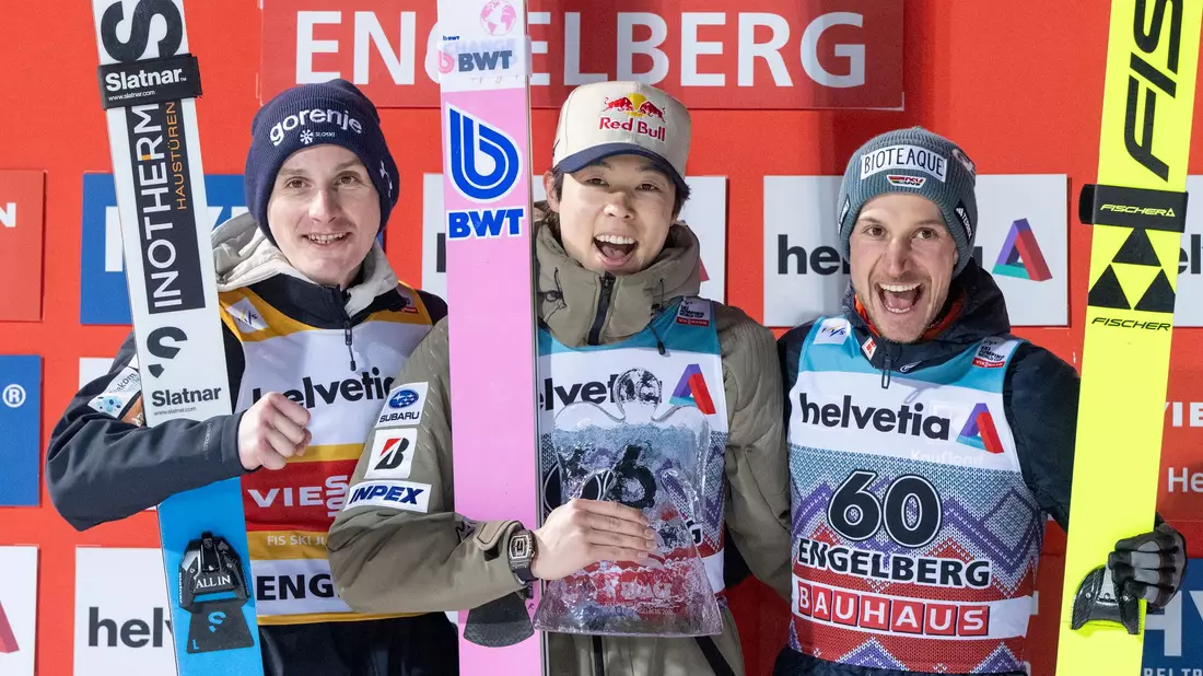 Drei Kandidaten für den Tourneesieg: Domen Prevc, Ryoyu Kobayashi und Felix Hoffmann (l-r). (Archivbild) - Bild: Urs Flueeler/KEYSTONE/dpa