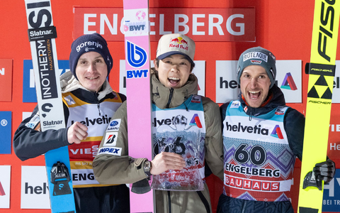 Drei Kandidaten für den Tourneesieg: Domen Prevc, Ryoyu Kobayashi und Felix Hoffmann (l-r). (Archivbild) - Foto: Urs Flueeler/KEYSTONE/dpa