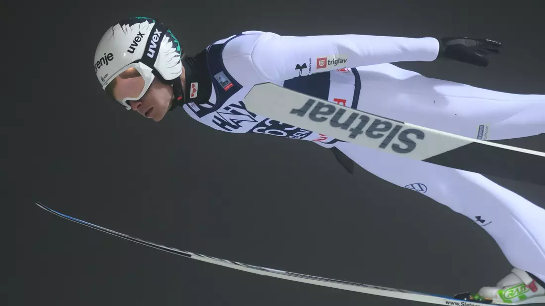 Anze Lanisek ist im Gesamtweltcup vorne dabei. (Archivbild) - Bild: Hendrik Schmidt/dpa