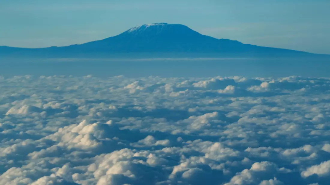 Der Gipfel des Kilimandscharo ragt aus der Wolkendecke hervor. (Archivbild) - Bild: Xie Jianfei/XinHua/dpa