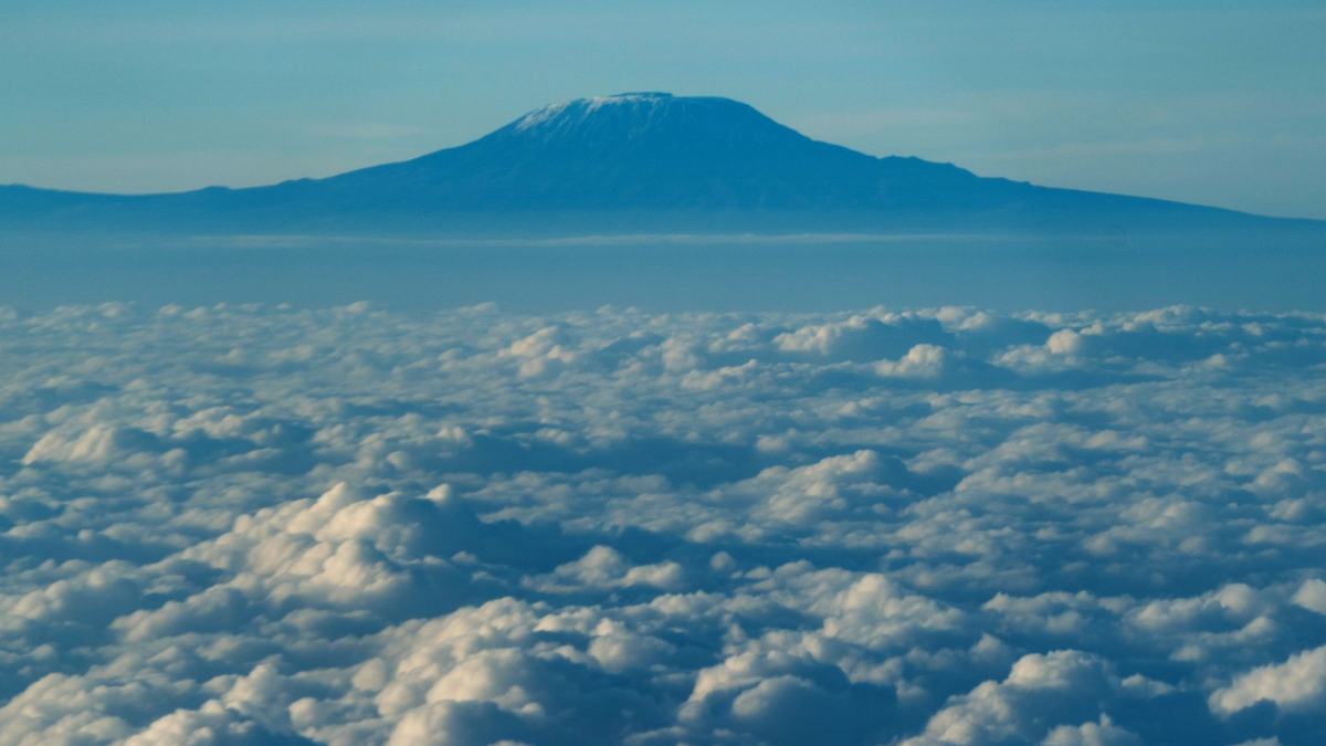 Der Gipfel des Kilimandscharo ragt aus der Wolkendecke hervor. (Archivbild) - Foto: Xie Jianfei/XinHua/dpa