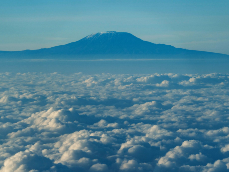 Der Gipfel des Kilimandscharo ragt aus der Wolkendecke hervor. (Archivbild) - Foto: Xie Jianfei/XinHua/dpa
