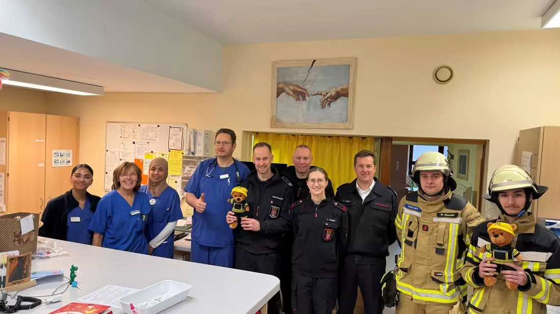 FW-EN: Freiwillige Feuerwehr Herdecke besucht Kinderstationen im Gemeinschaftskrankenhaus vor Heiligabend - Bild: presseportal.de