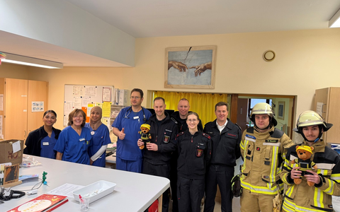 FW-EN: Freiwillige Feuerwehr Herdecke besucht Kinderstationen im Gemeinschaftskrankenhaus vor Heiligabend - Foto: presseportal.de