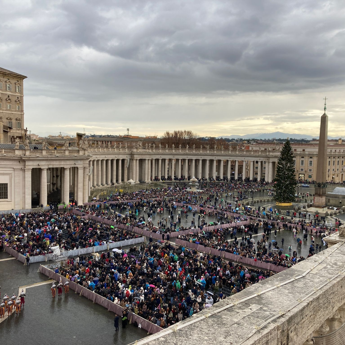 Papst Leo hat erstmals an Weihnachten den Segen «Urbi et Orbi» erteilt.  - Foto: Sabine Dobel/dpa