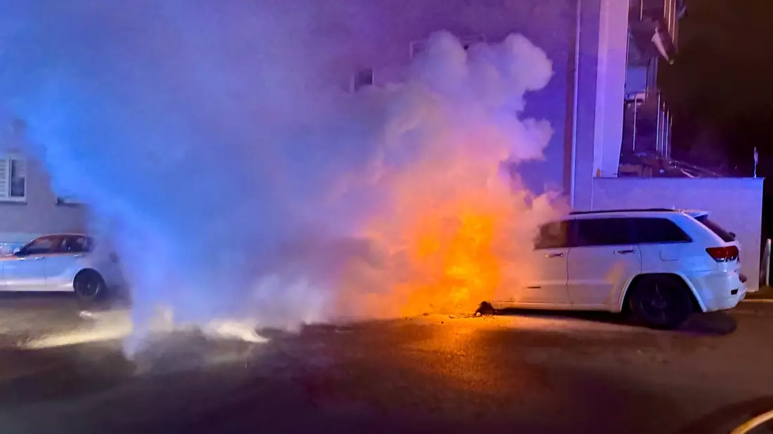 FW Stuttgart: Brennende PKW beschädigen Gebäude in Stuttgart-West - Bild: presseportal.de