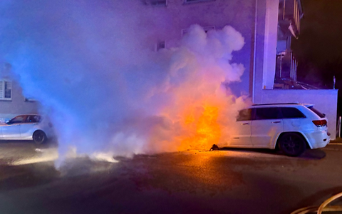 FW Stuttgart: Brennende PKW beschädigen Gebäude in Stuttgart-West - Foto: presseportal.de
