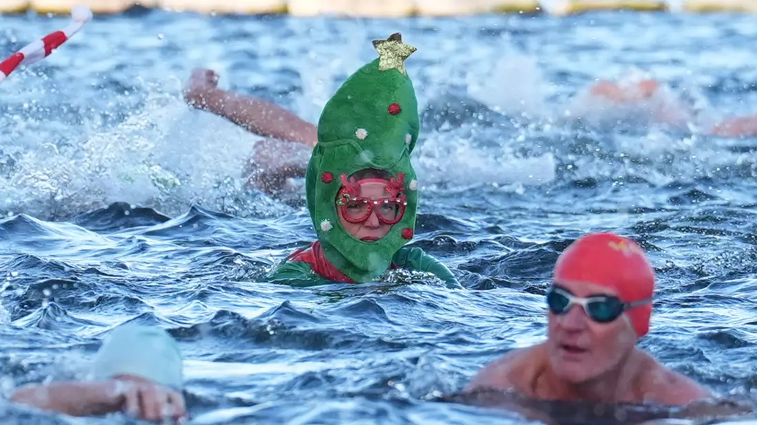 Auch in London stürzten sich Eisbader ins Wasser. - Bild: Lucy North/PA Wire/dpa
