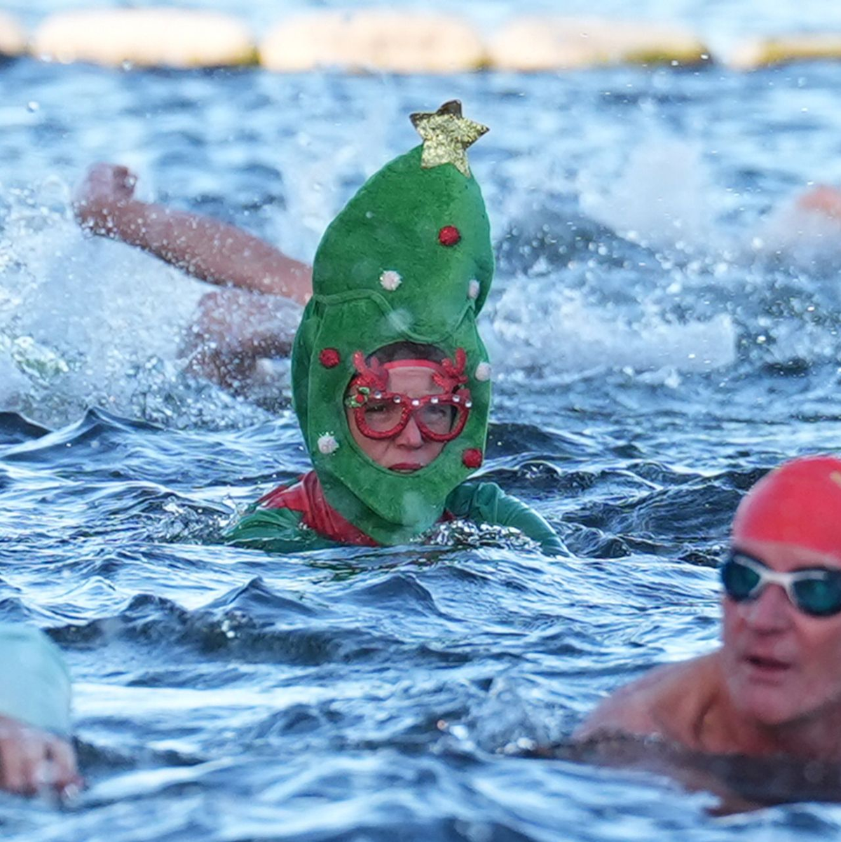 Auch in London stürzten sich Eisbader ins Wasser. - Foto: Lucy North/PA Wire/dpa
