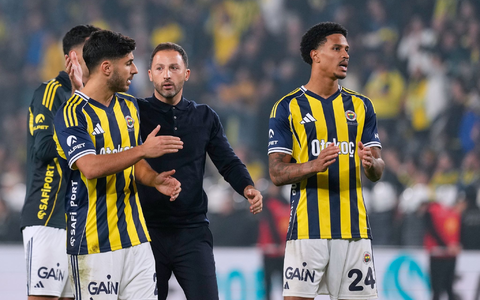 Auch Fenerbahçe-Trainer Domenico Tedesco verfolgt das Geschehen um seinen Club-Präsidenten. (Archivbild) - Foto: Khalil Hamra/AP/dpa