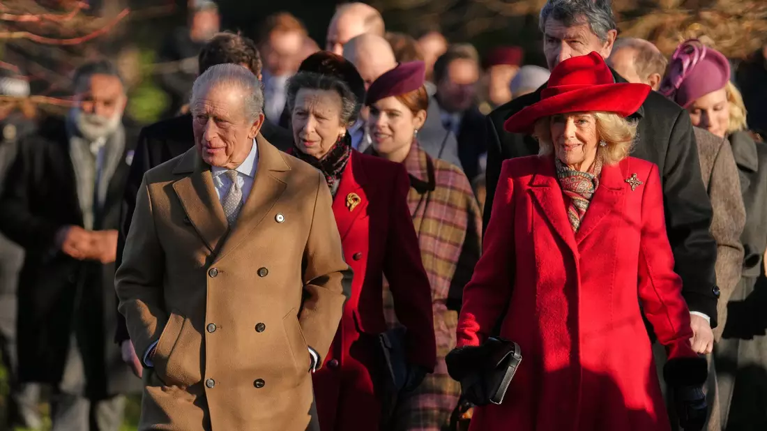 Die Königsfamilie auf dem Weg zum Weihnachtsgottesdienst. - Bild: Jon Super/AP/dpa