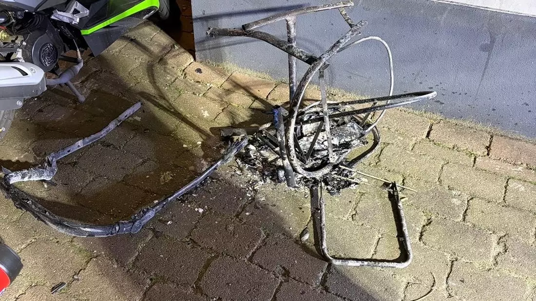 FW-OLL: Heiligabend: Dramatischer Feuerwehreinsatz im historischen Bahnhofsgebäude - 13 Menschen und zwei Hunde gerettet - Bild: presseportal.de