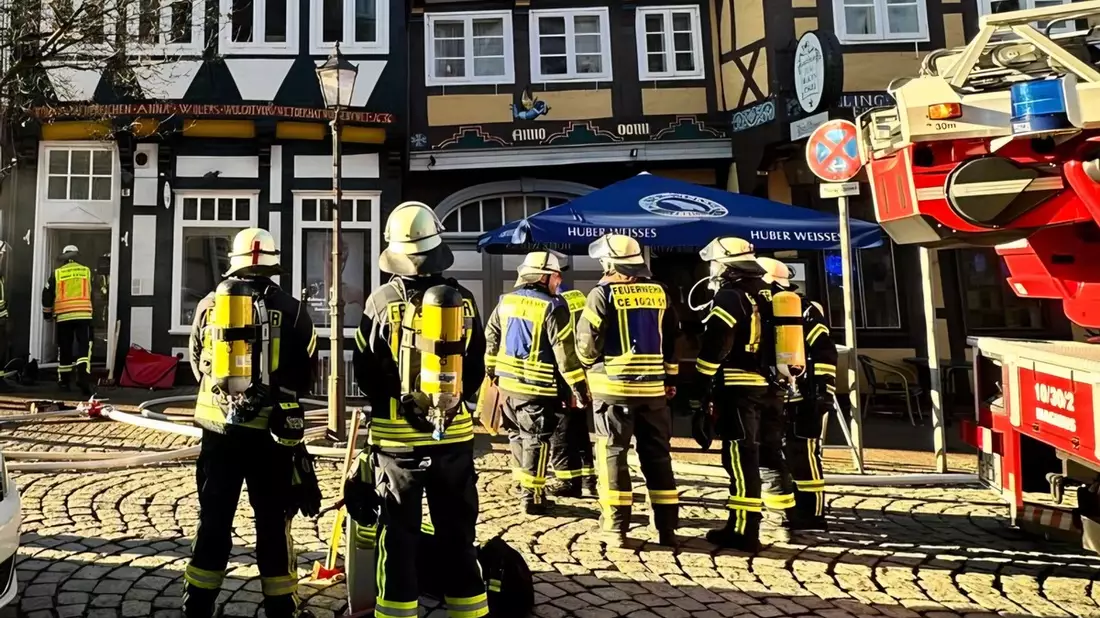 FW Celle: Starke Rauchentwicklung aus Fachwerkhaus in der Celler Altstadt - Feuer in einem Keller am ersten Weihnachtstag! - Bild: presseportal.de
