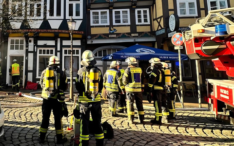 FW Celle: Starke Rauchentwicklung aus Fachwerkhaus in der Celler Altstadt - Feuer in einem Keller am ersten Weihnachtstag! - Foto: presseportal.de