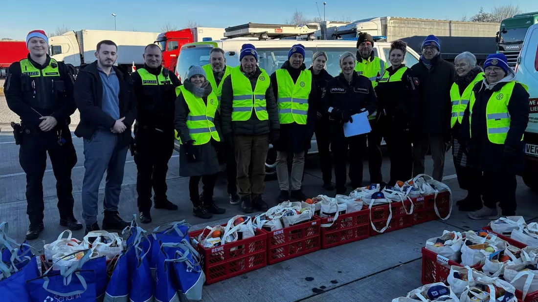 POL-VER: Weihnachtsaktion auf der Rastanlage Goldbach: Geschenktüten für Berufskraftfahrende - Bild: presseportal.de