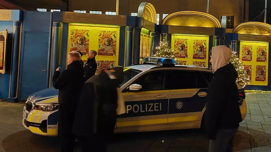 Aktivisten hatten versucht, in der Manege ein Banner zu entrollen.  - Bild: Britta Schultejans/dpa