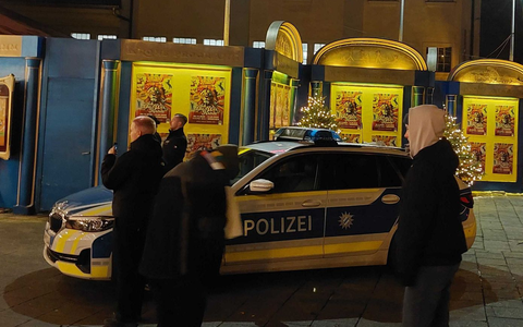 Aktivisten hatten versucht, in der Manege ein Banner zu entrollen.  - Foto: Britta Schultejans/dpa