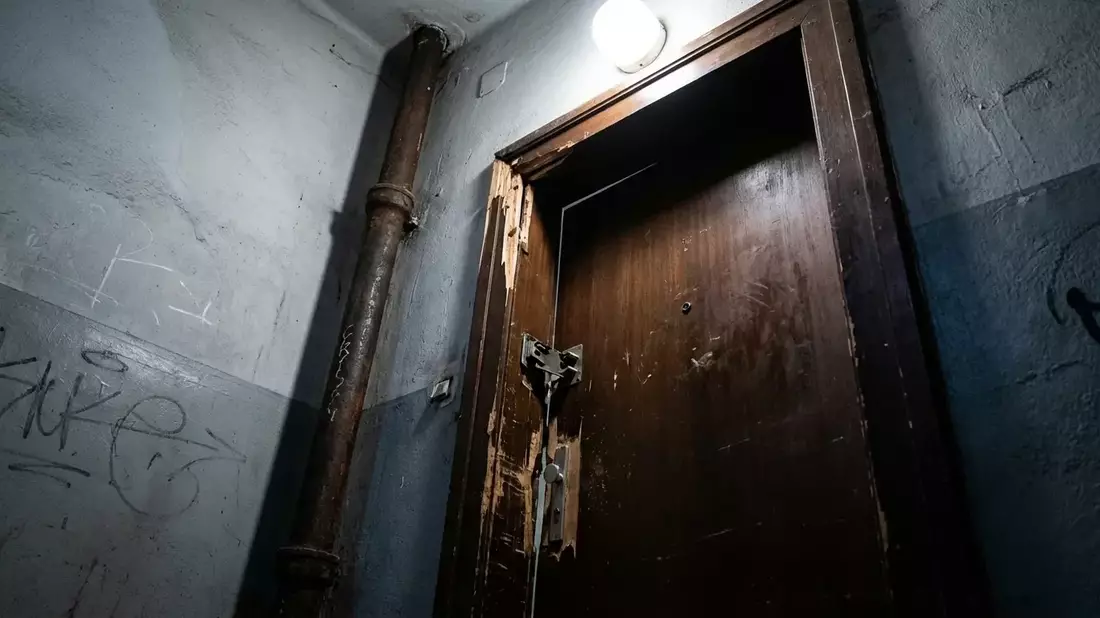 Wohnungstür in Wien-Währing mit Eisenrohr eingeschlagen - Bild: über boerse-global.de